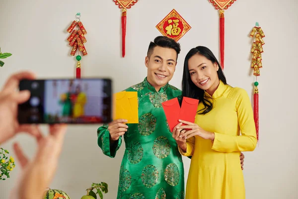 Belo Casal Jovem Celebrando Ano Novo Lunar Mostrando Envelopes Tradicionais — Fotografia de Stock