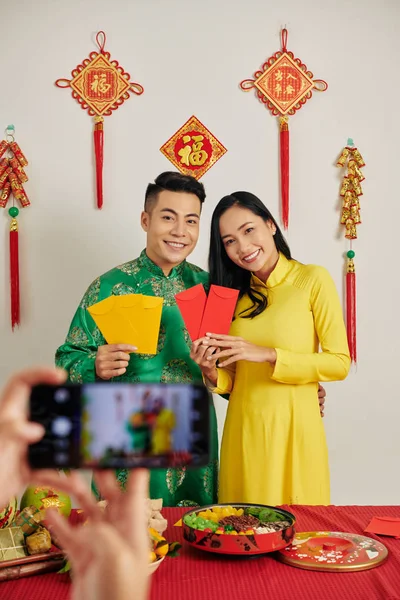 Glada Unga Asiatiska Par Visar Ljusa Röda Och Gula Lyckliga — Stockfoto