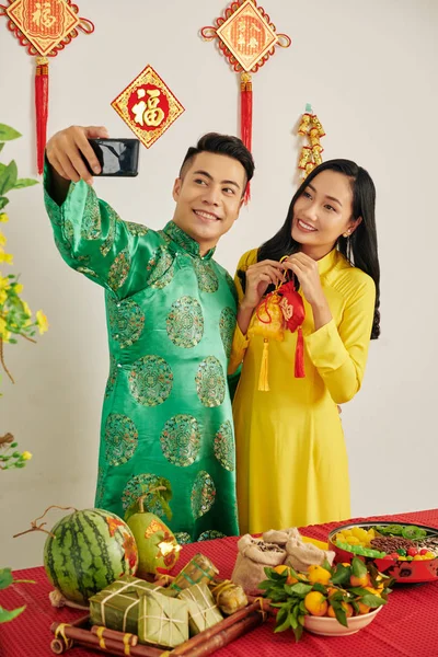 Beautiful Young Asian Couple Traditional Costumes Taking Selfie Tet Celebration — Stock Photo, Image