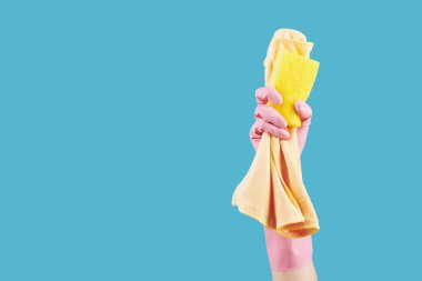 Ev hanımı, evi temizlemek için kullandığı mutfak sabununu ve mikrofiber bezini gösteriyor.