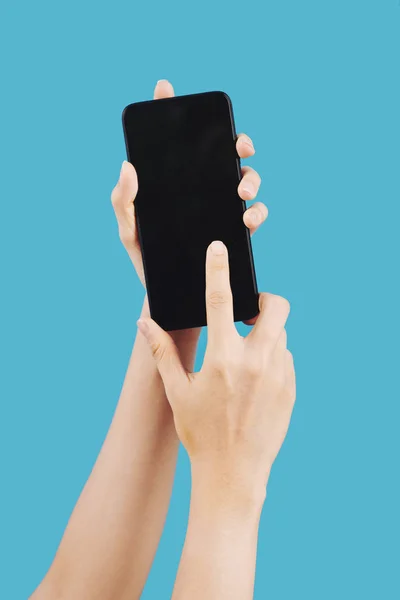 スマートフォンでアプリを使う若い女性の手 — ストック写真