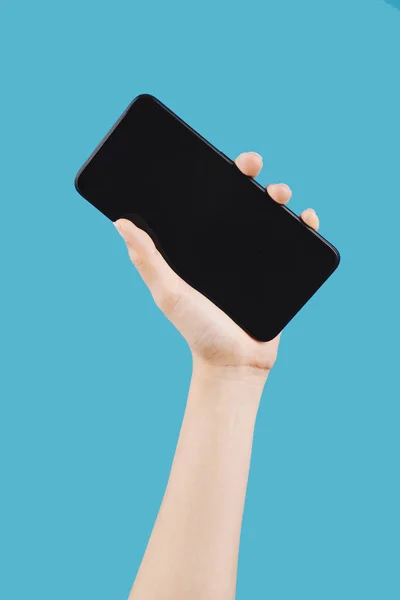 Kvinna Hand Håller Stor Skärm Smartphone Mot Blå Bakgrund — Stockfoto