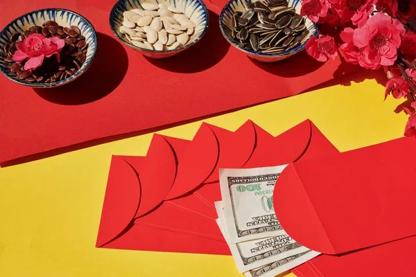 Schalen Mit Samen Und Roten Geldumschlägen Für Das Chinesische Neujahrsfest — Stockfoto