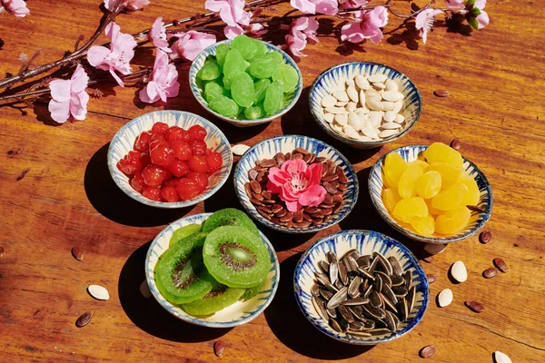 Sementes Bagas Secas Frutas Servidas Pequenas Tigelas Cerâmica Para Ano — Fotografia de Stock