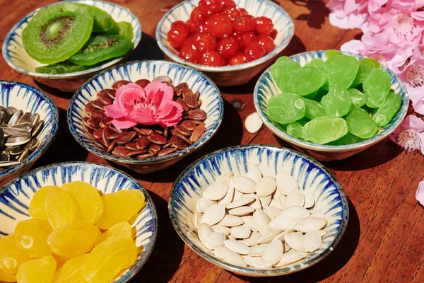 传统小吃 浆果和小碗中的各种种子 — 图库照片