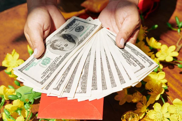 Pessoa Segurando Dinheiro Para Envelopes Vermelhos Tradicionais Para Férias Tet — Fotografia de Stock