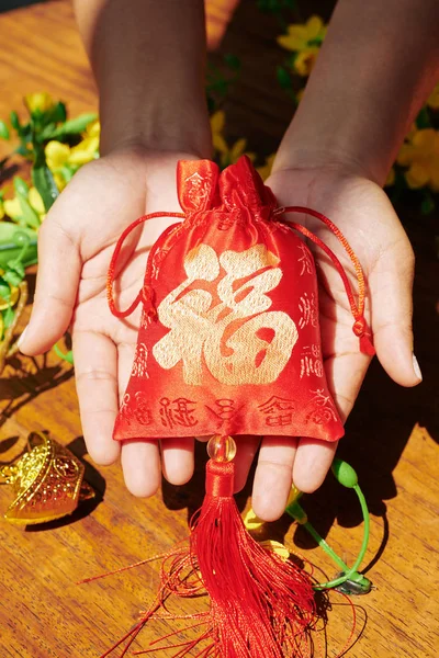 中国の旧正月の刺繍が施されたタッセル付きの小さなバッグ休日のために用意 — ストック写真
