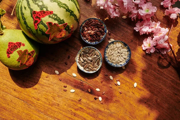 Schälchen Mit Samen Und Verzierten Früchten Auf Holztisch Für Chinesische — Stockfoto