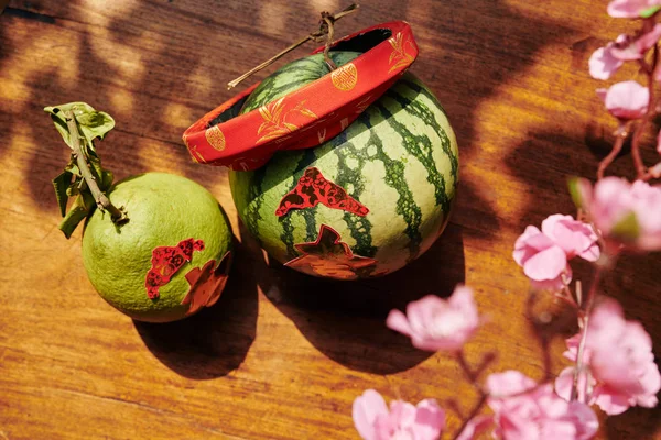 Vattenmelon Och Pomelo Med Klistermärken Dekorerade För Kinesiska Nyårsfirande — Stockfoto