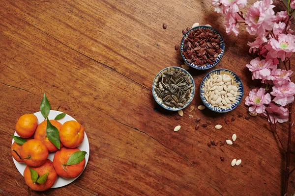 用橘子盘和种子碗作茶点庆祝用的平底锅 — 图库照片