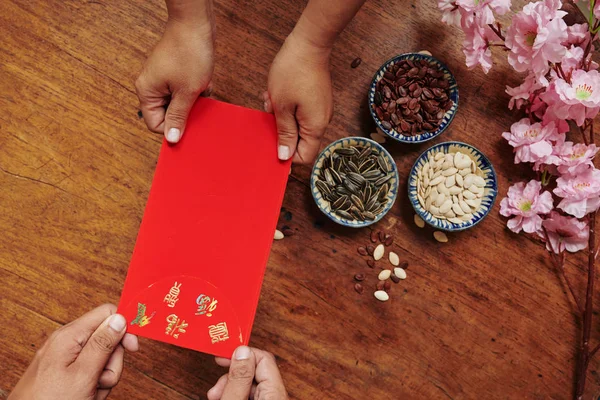 Hands People Exchanging Traditional Lucky Money Envelopes Lunar New Year — 스톡 사진