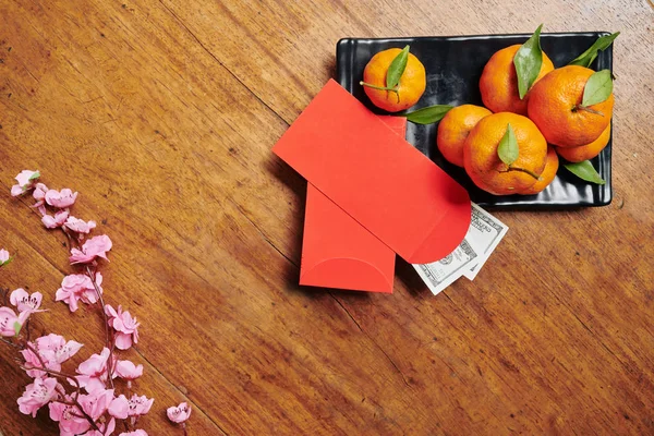 Año Nuevo Chino Flatlay Con Mandarinas Frescas Sobres Dinero Suerte —  Fotos de Stock