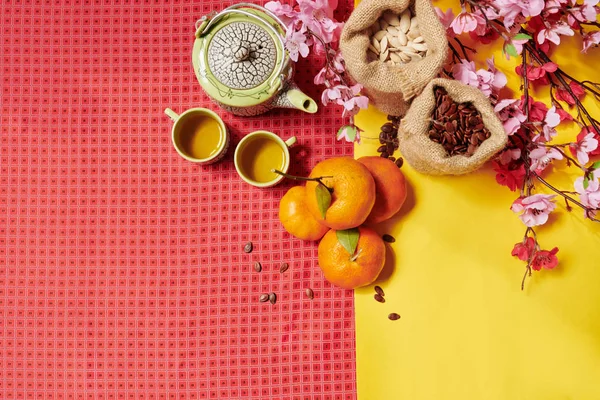 Flatlay Κόκκινο Και Κίτρινο Τραπεζομάντηλο Και Πράσινο Τσάι Σπόρους Και — Φωτογραφία Αρχείου