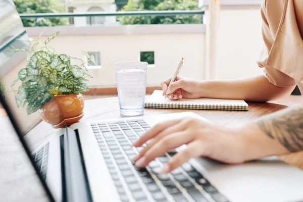 Händer Kvinnliga Student Tittar Webinar Laptop Och Anteckningar Läroboken — Stockfoto