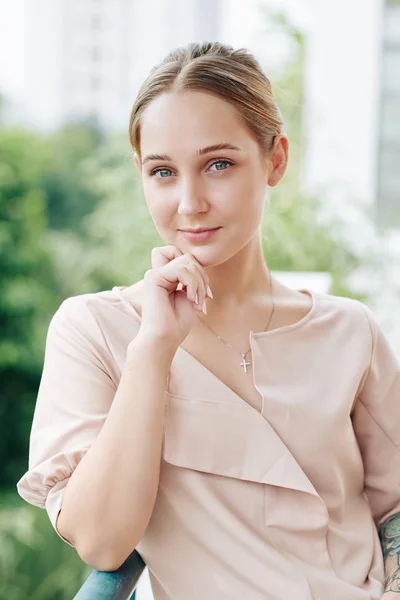 Portret Van Jonge Aantrekkelijke Blonde Vrouw Met Een Vlekkeloze Huid — Stockfoto