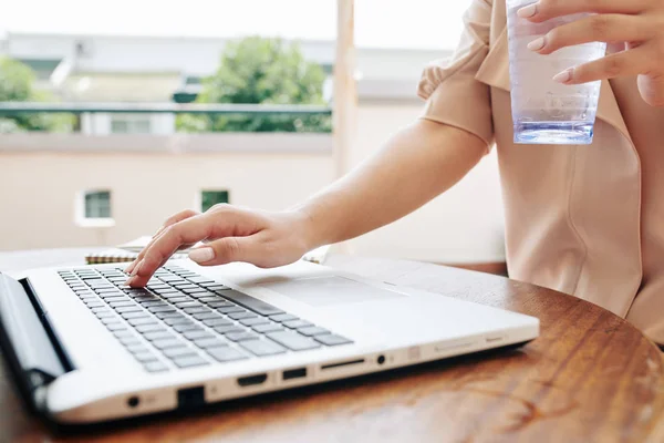 Young Woman Glass Water Checking Data Laptop Screen — Stock Photo, Image