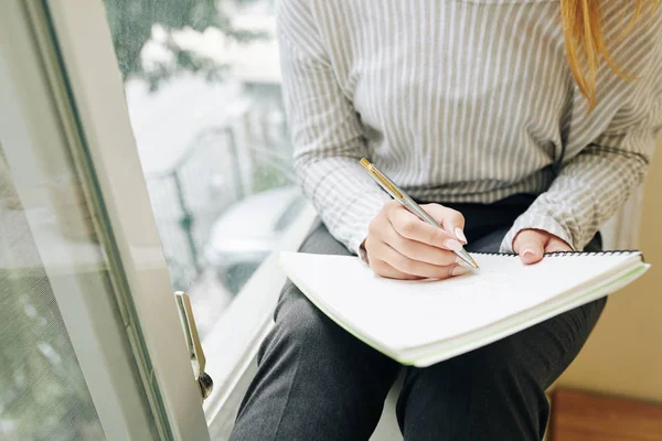 Beskuren Bild Kreativ Ung Kvinna Sitter Fönsterbrädan Och Ritar Skissboken — Stockfoto