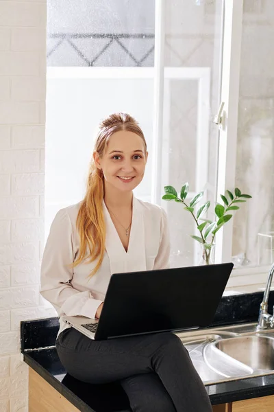 Jonge Glimlachende Zakenvrouw Zitten Het Aanrecht Werken Laptop — Stockfoto