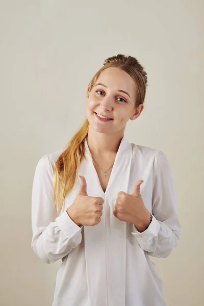 Portret Uśmiechniętej Młodej Bizneswoman Białej Bluzce Kciukami Góry — Zdjęcie stockowe