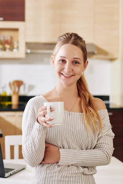 Ritratto Bella Sorridente Giovane Bionda Piedi Cucina Con Tazza Caffè — Foto Stock