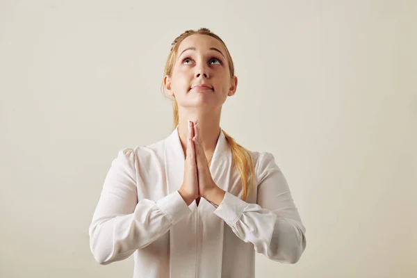 Retrato Jovem Empresária Fazendo Gesto Oração Olhando Para Cima Quando — Fotografia de Stock