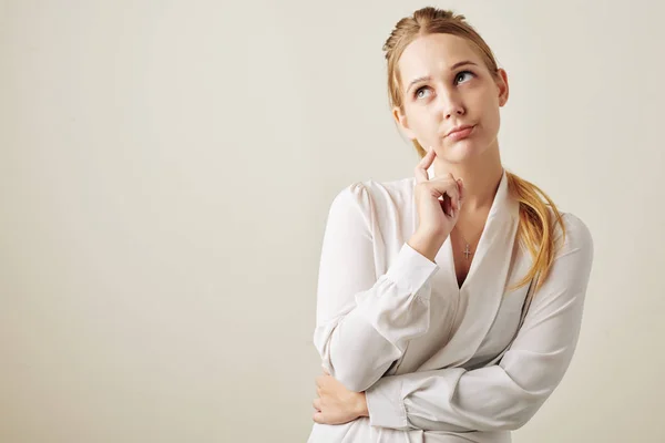 Portret Van Een Peperdure Jonge Zakenvrouw Geïsoleerd Beige — Stockfoto