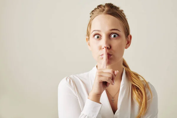 Joven Mujer Negocios Haciendo Gesto Silencio Mirando Cámara — Foto de Stock