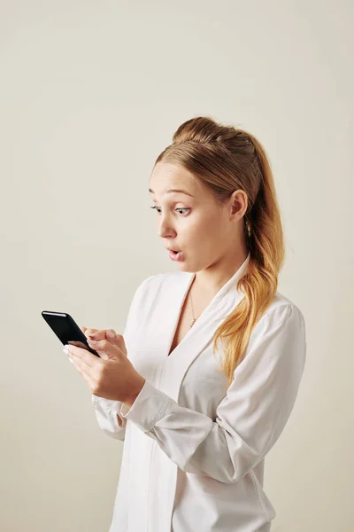 Chockad Ung Kvinna Läser Sms Med Spännande Nyheter Smartphone — Stockfoto