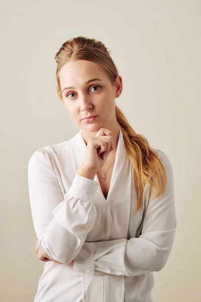 Портрет Серьезной Задумчивой Молодой Предпринимательницы Шелковой Белой Блузке Смотрящей Камеру — стоковое фото