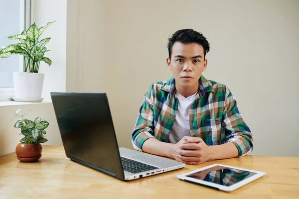 Portret Młodego Poważnego Ucznia Siedzącego Przy Biurku Laptopem Tabletem Cyfrowym — Zdjęcie stockowe