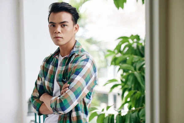 Retrato Bonito Confiante Jovem Vietnamita Camisa Xadrez Braços Dobráveis Olhando — Fotografia de Stock