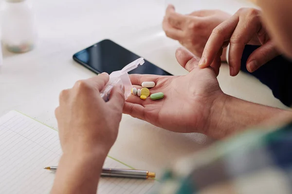 Handen Van Zoon Controlerende Moeder Die Dagelijkse Pillen Tabletten Inneemt — Stockfoto