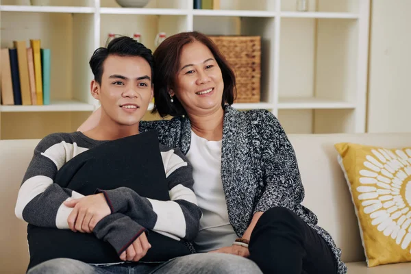 Lächelnde Vietnamesische Frau Mittleren Alters Und Ihr Erwachsener Sohn Sitzen — Stockfoto