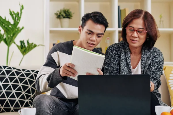 Vietnamita Giovane Uomo Aiutare Madre Con Compiti Guardare Webinar Online — Foto Stock