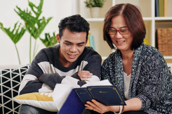 Sorridente Giovane Vietnamita Che Visita Madre Casa Guarda Vecchie Foto — Foto Stock