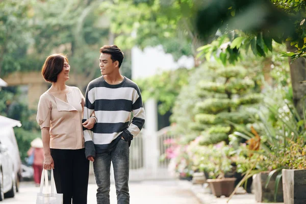 Gelukkig Vietnamese Moeder Haar Volwassen Zoon Wandelen Straat Zonnige Dag — Stockfoto