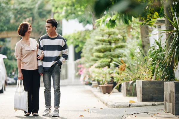 Positieve Volwassen Vietnamese Vrouw Haar Tiener Zoon Staan Straat Kijken — Stockfoto