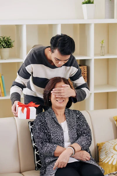 Jong Aziatische Man Bedekken Ogen Van Zijn Moeder Geven Haar — Stockfoto