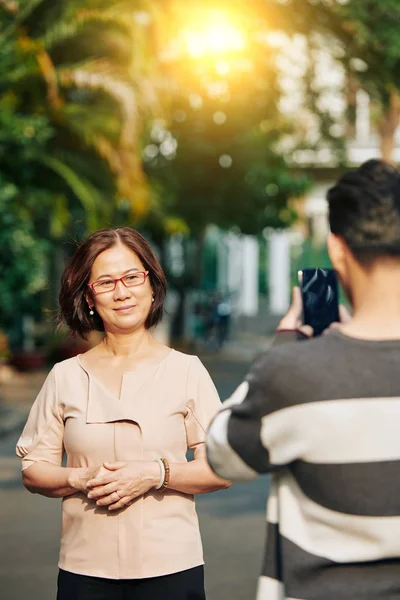 Teenage Boy Using Smartphone Photographing His Beautiful Mother Outdoors Sunset — 스톡 사진