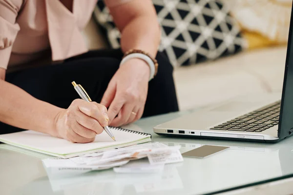 Geschnittenes Bild Einer Seniorin Die Ihre Rechnungen Und Gehaltsschecks Überprüft — Stockfoto