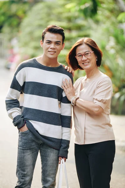 Retrato Mulher Vietnamita Bonita Feliz Rua Com Seu Filho Adulto — Fotografia de Stock