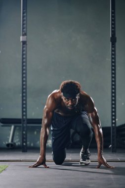 Profesyonel atletizm koşucusu kamera dikey görüntüsüne bakmaya hazırlanıyor