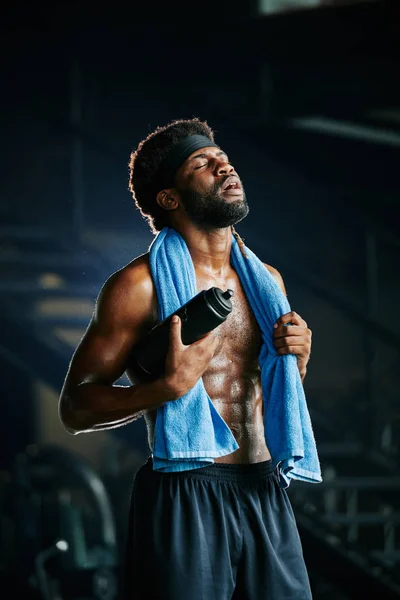 Ritratto Verticale Uomo Africano Stanco Muscoloso Sudore Con Asciugamano Sulle — Foto Stock