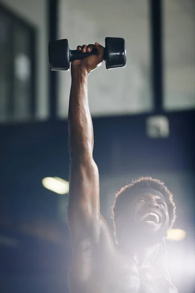 Tour Poitrine Vertical Jeune Homme Africain Heureux Faisant Entraînement Avec — Photo