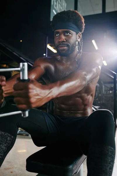 运动健美黑人男子在健身房进行健美运动的垂直肖像 — 图库照片