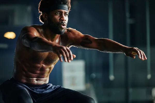 Üstsüz Afrikalı Amerikalı Adamın Spor Salonunda Çömelme Egzersizi Yaptığı Yatay — Stok fotoğraf