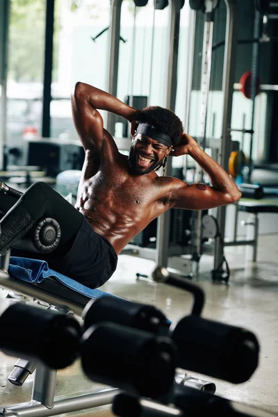 Tiro Vertical Del Chico Afroamericano Trabajando Duro Sus Abdominales Banco —  Fotos de Stock