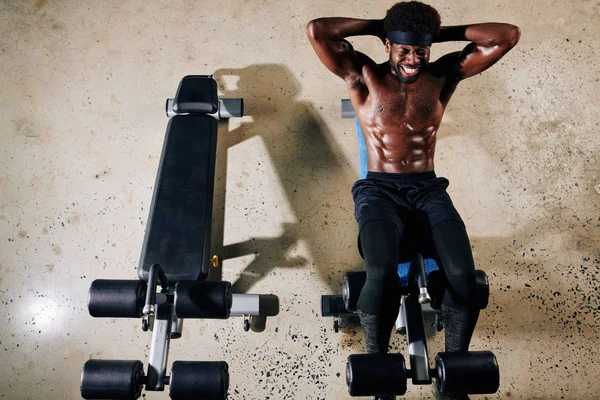 Gömleksiz Afro Amerikan Bir Adamın Karın Bankında Egzersiz Yaparken Çekilmiş — Stok fotoğraf