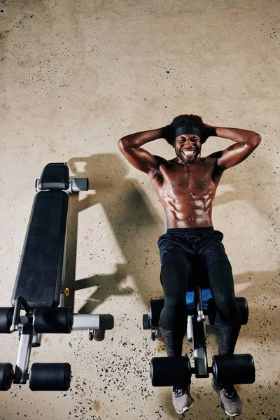 Dikey Olarak Yakışıklı Afro Amerikan Bir Adamın Spor Salonundaki Karın — Stok fotoğraf