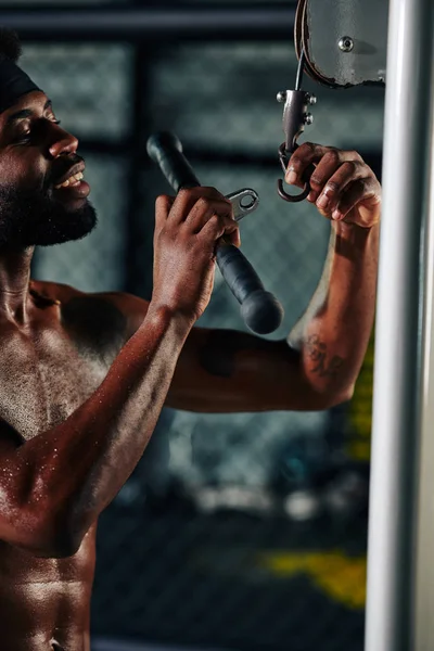 Afro Amerikaanse Man Staande Topless Veranderende Fitness Machine Bar Verticale — Stockfoto